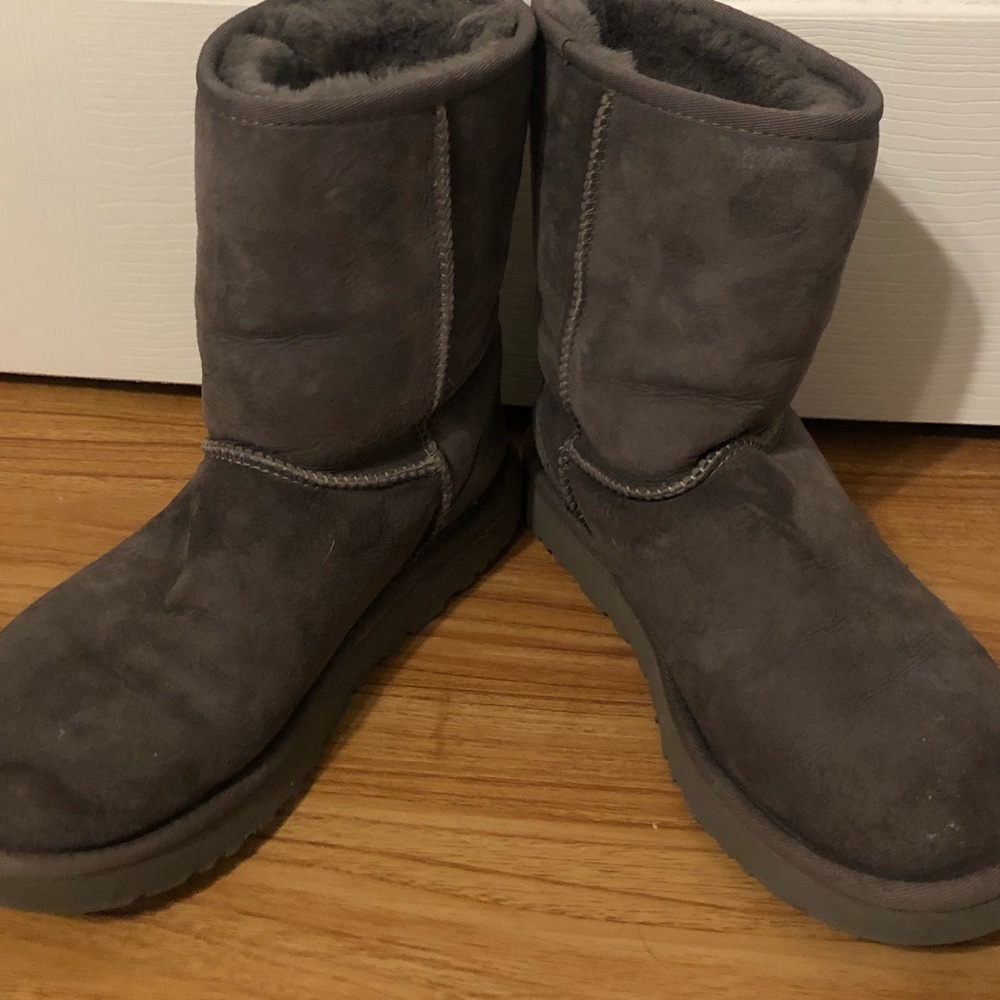 EUC grey short classic UGG boots size 8